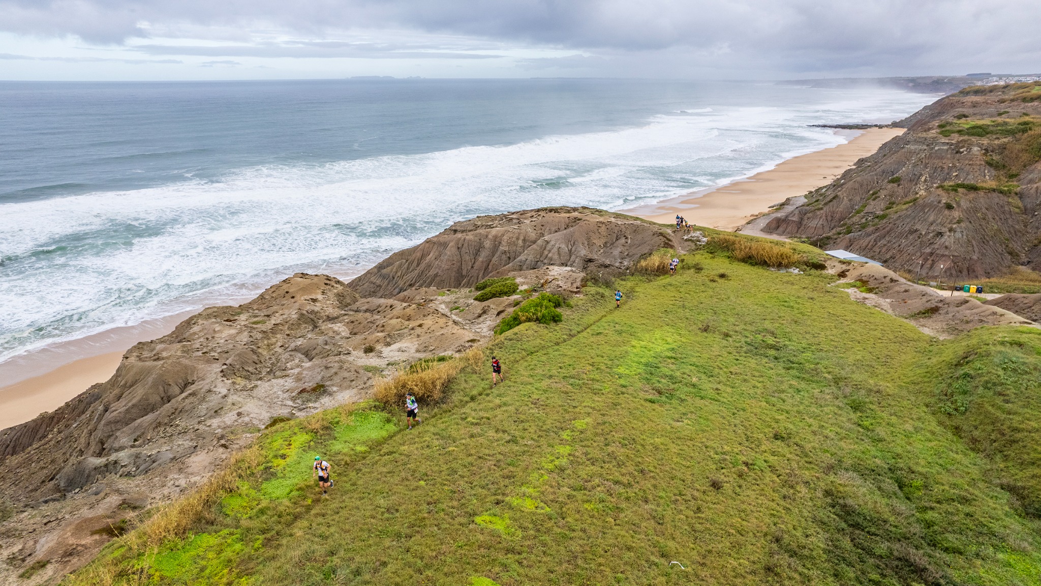 Atletas do Troféu dos Dinossauros nos trilhos verdes junto às arribas e ao mar